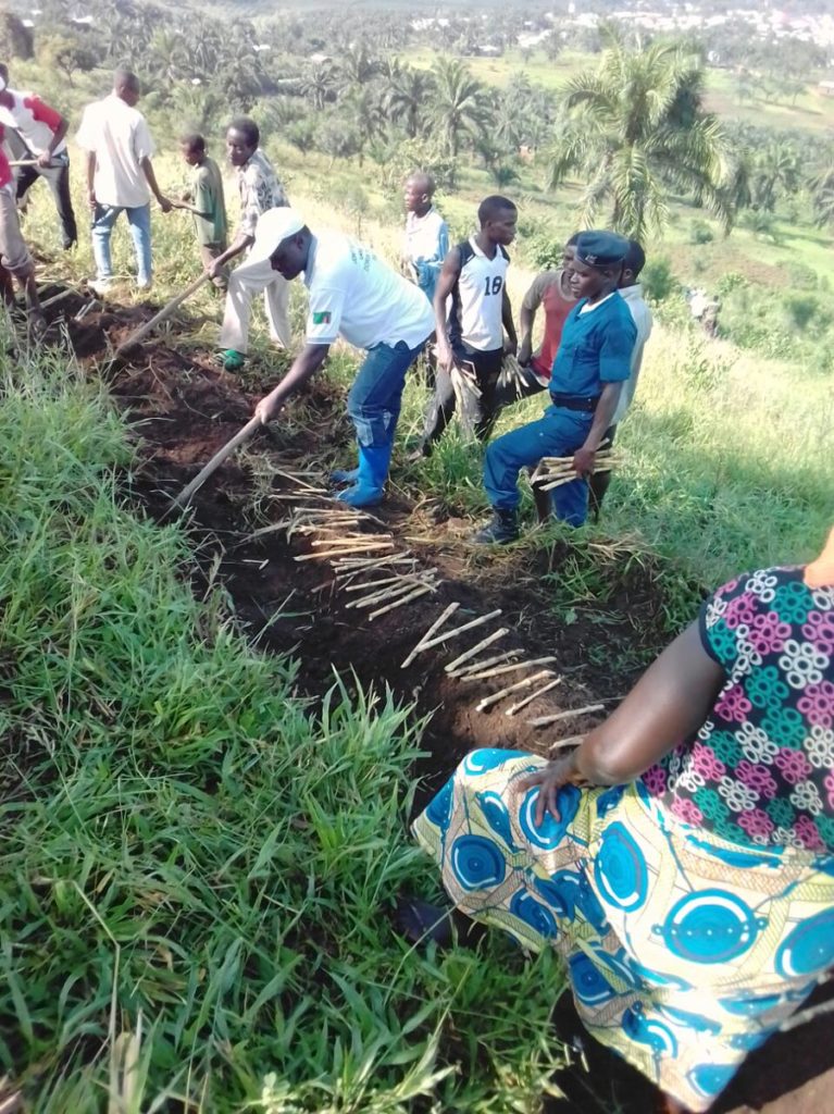 Burundi : TDC à Bubanza -  La police locale participe au traçage des courbes de niveau sur les collines ( Photo :  Aimérance NIRERA‏  Avril 2017 )