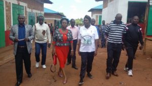 Mme  Gacuti Nadine ( en rouge ),  gouverneur de la province Bujumbura ( Photo : twicopy.org  )