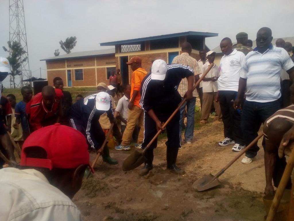Burundi : TDC à CIBITOKE - Préparation du ciment pour construire l’école secondaire de Murwi ( Photo : D.C ININAHAZWE 2016 )