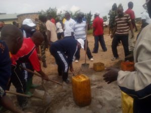 Burundi : TDC à CIBITOKE - Préparation du ciment pour construire l’école secondaire de Murwi ( Photo : D.C ININAHAZWE 2016 )