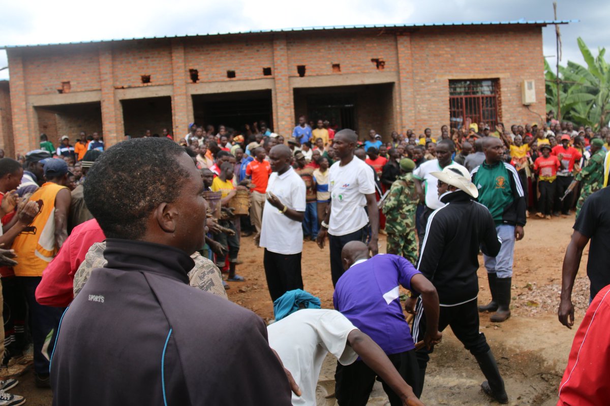Burundi : TDC à Ngozi - Paver un bureau administratif communal de Nyamurenza ( Photo : Genevieve NDAYISENGA 2017 )