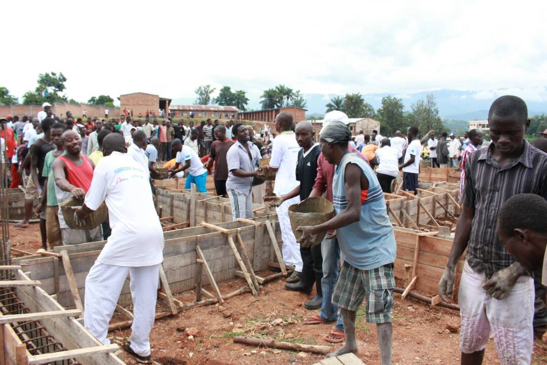 Burundi : TDC - Construction du chaînage inférieur du stade Bubanza ( Photo : Assemblée Nationale   2017 )