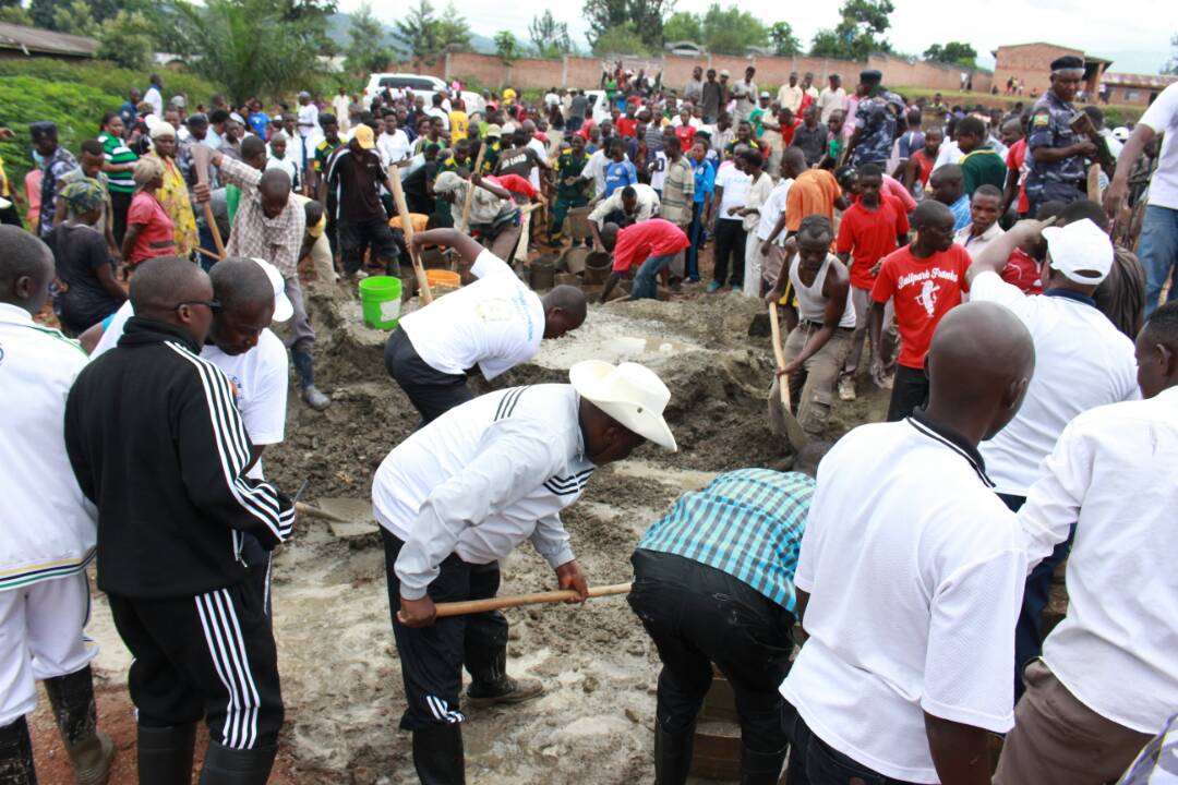 Burundi : TDC - Construction du chaînage inférieur du stade Bubanza ( Photo : Assemblée Nationale   2017 )