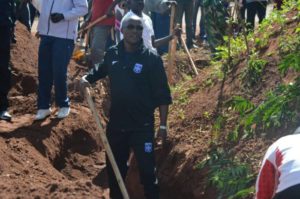 Burundi : TDC à GITEGA - Débouchage des caniveaux de la route Gitega – Rutana ( Photo : bujumburanewsblog.wordpress.com    2017 )