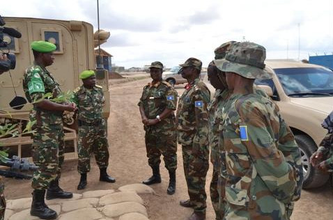 Visite du chef d’Etat-major adjoint de l’armée nationale somalienne aux militaires du Burundi ( Photo : Baratuza Gaspard 2017 )