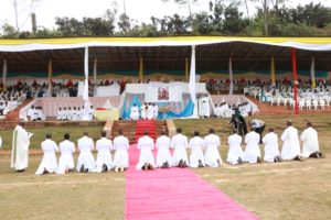 Burundi : Catholicisme, ordinations sacerdotales de 5 nouveaux prêtres et 9 diacres ( Photo : ASSEMBLEE NATIONALE 2017 )