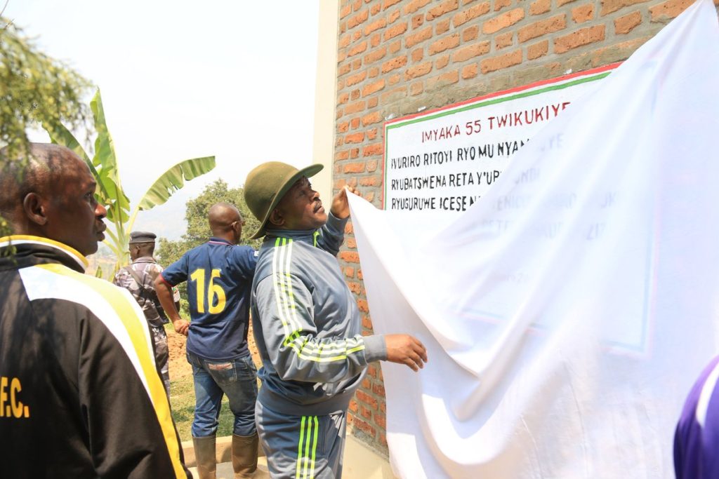 Burundi : Le Président inaugure l’Ecole Fondamentale de Nyambuye ( Photo : Ku Kirimba , Ikiroho , 2017 )