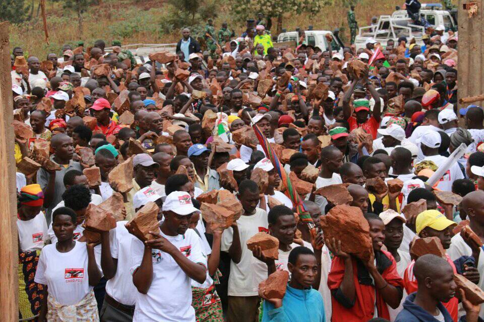 Burundi : TDC - Construction du stade de Gitega avec des jeunes politiciens d'autres pays ( Photo : burundibwisa 2017 )
