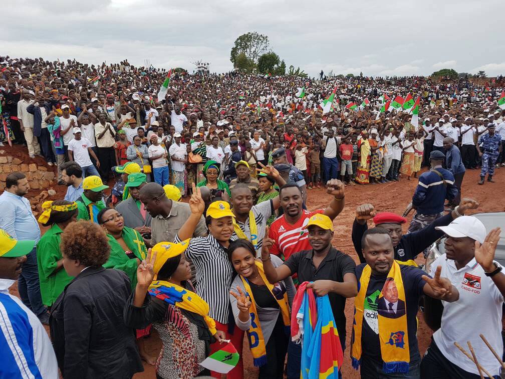 Burundi : TDC - Construction du stade de Gitega avec des jeunes politiciens d'autres pays ( Photo : Bigirimana Aboudi.2017  )