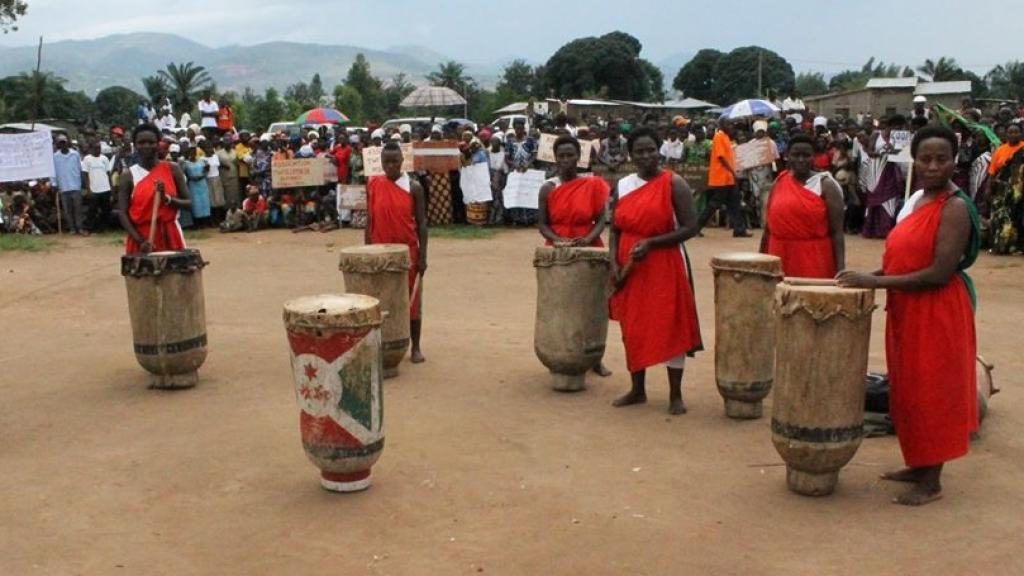 Femmes burundaises et Ingoma ( Photo : Journal Burundi Eco‏ @BurundiEco 1 nov. 2017 )
