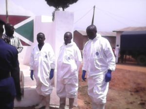 L’équipe de la CVR prête à inhumer des restes à Makamba ( Photo : ABP 2017 )