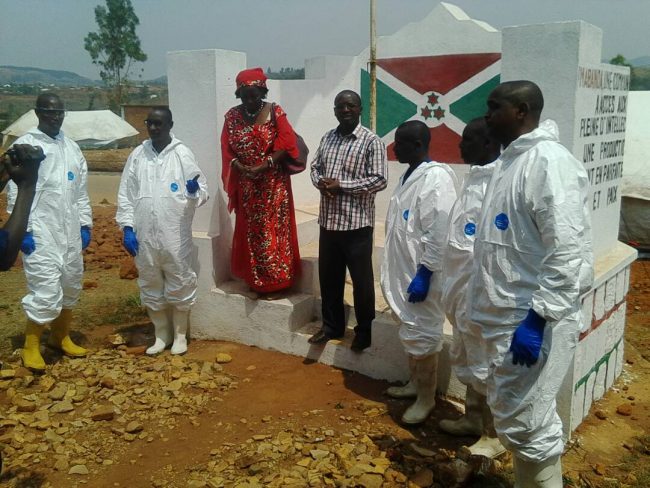 L’équipe de la CVR prête à inhumer des restes à Makamba ( Photo : ikiriho 2017 )