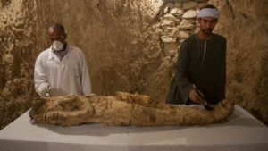  Photo : The mummy discovered in the Luxor tomb Kampp 150. (Image: AP)) Egyptian archaeologists working in Luxor have explored two tombs dating back to the 18th Dynasty, uncovering colorful figurines, funeral masks, a stunning mural—and a linen-wrapped mummy