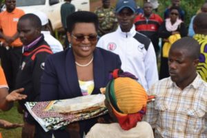 Burundi : La 1ère Dame visite les BATWA BARUNDI de Gitega ( PHoto : RTNB 2018 )