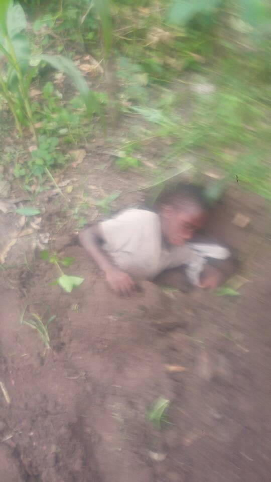 Burundi : 2 jeunes voleurs enterrés jusqu'au cou comme leçon ( Photo : ikiriho 2018 )