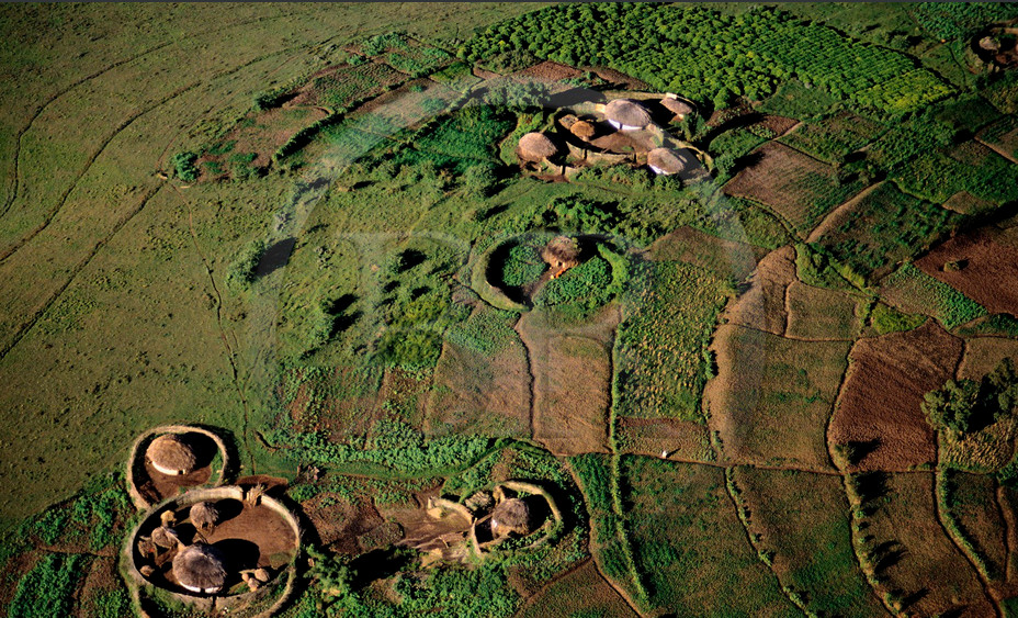 Le Village traditionnelle des Barundi ( Photo : Bertrand Rieger 1989)
