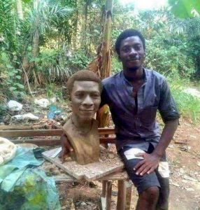 Burundi : Un jeune sculpteur HUTU burundais présente son auto-portrait ( Photo : 2018 ikiriho )