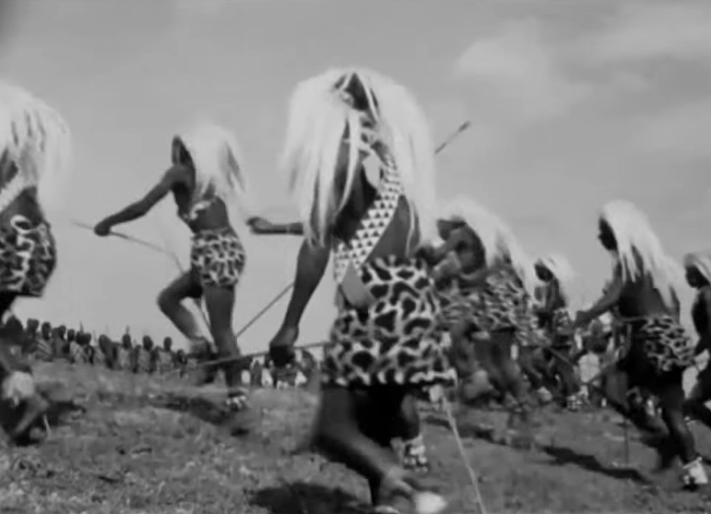 "Intore, entre la danse et l'art de la guerre"  ( Images : KATIHABWA Aristide et M. MUCO  2016 )