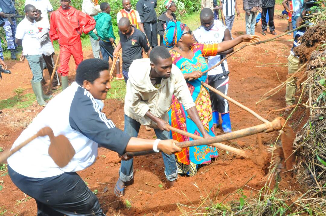 Burundi : Travaux de Développement Communautaire TDC sur la route RN13 à Ruyigi  ( Photo : ASSEMBLEE.BI 2018 )