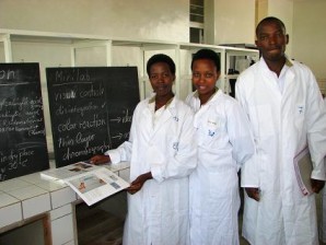 Burundi :  Un pharmacien HUTU MPFUMU TWA et le marché globalisé du médicament  ( Photo : PTA Auszubildende 2018 )