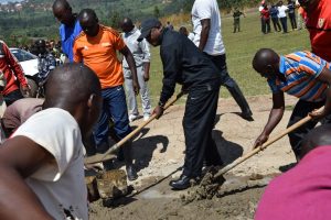 Burundi : TDC –  Bétonnage des trottoirs du stade Vyegwa à NGOZI ( PHoto : ikiriho  2018 )
