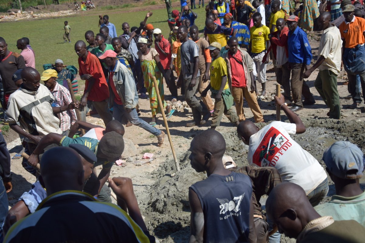 Burundi : TDC –  Bétonnage des trottoirs du stade Vyegwa à NGOZI ( PHoto : ikiriho  2018 )