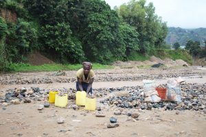 Burundi : Des vendeuses de pierres et épicières HUTUKAZI    ( Photo : http://burundi-eco.com  2018 )