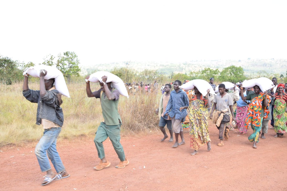 Burundi : Le Président redistribue la production nationale aux nécessiteux ( LE RENOUVEAU 2018 )