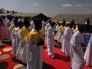 Burundi : Cérémonie d'ordination sacerdotale de 14 prêtres et 12 diacres ( Photo : Senat.bi 2018 )