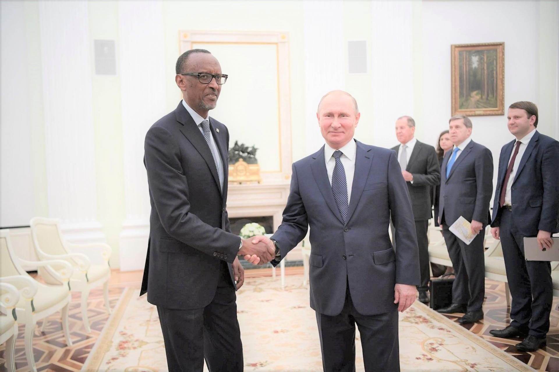 ( Photo : @dspc Paul Kagame et Vladimir Poutine - JUIN 2018 )