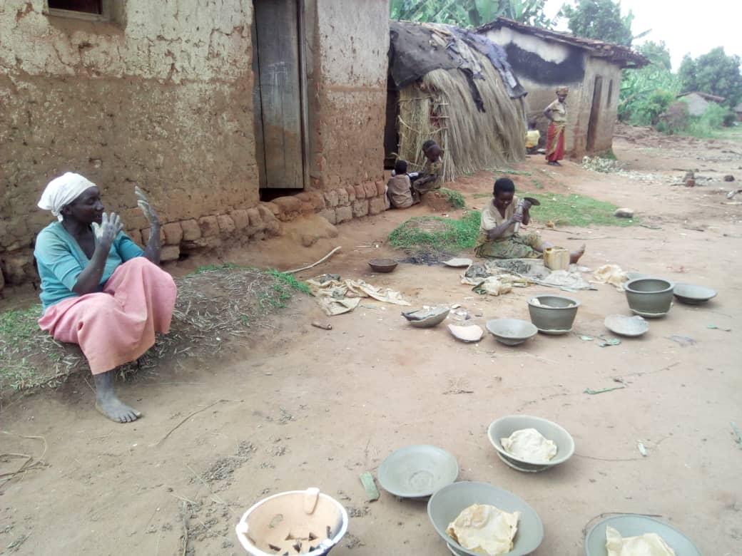Burundi : Un potier de Ngozi parle de la poterie à  Mivo  ( Photo : ikiriho  2018 )