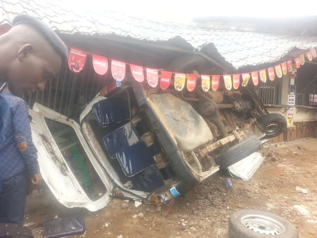 Burundi : 2 accidents graves de bus en commun OTRACO sur une pente ( Photo : ikiriho 2018 )