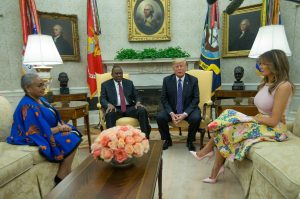 Photo : US President Donald Trump, right, Kenya's President Uhuru Kenyatta and their wives Melania Trump and Margaret Kenyatta meet in the White House Oval Office (AFP Photo/MANDEL NGAN)