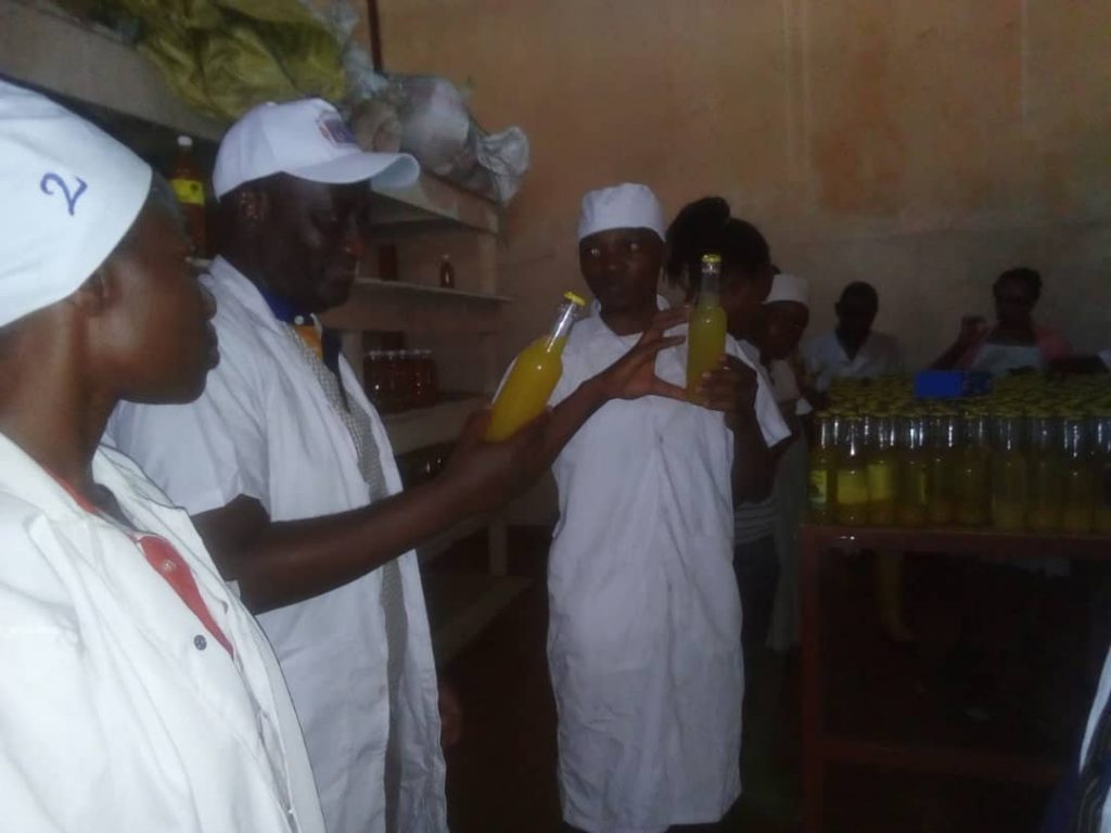 Burundi :  Les artisans fabriquant de jus priées de se conformer à la loi ( Photo : ABP, IKIRIHO   2018 )