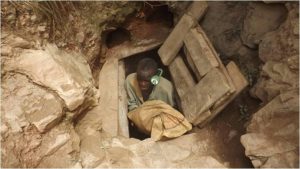 Burundi : Un creuseur de mine parle de son métiers ( Ikiriho 2018 )