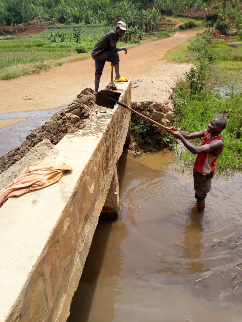 Burundi : L'extracteur de sable gagne 1.5 USD par fût ( Photo : IKIRIHO 2018 )