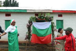 Burundi : La ligue des femmes CNDD-FDD donne une maison à une démunie ( Photo : INTUMWA 2018 )