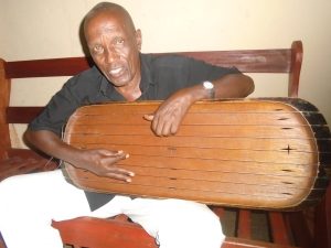 Burundi : TOROBEKA Joseph, musicien instrumentaliste joueur d'Inanga ( Photo : BurundiEco 2018 )