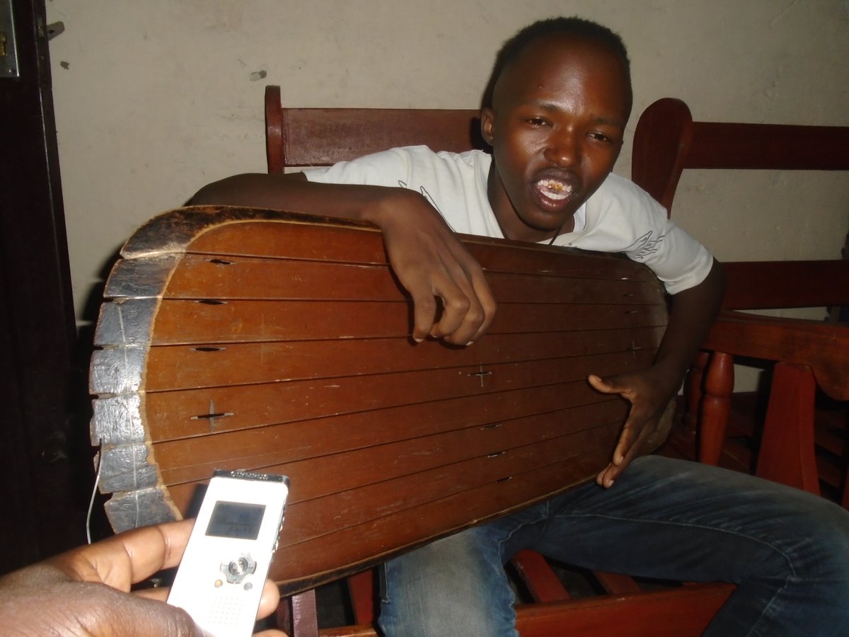 Burundi : TOROBEKA Joseph, musicien instrumentaliste joueur d'Inanga ( Photo : BurundiEco 2018 )