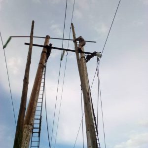 Burundi : Un électricien à la maintenance des poteaux de ligne électrique ( Photo : RTNB.BI 2018 )