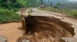 Burundi : Le pont Rugogo de la RN10 entre Mabayi et Bukinanyana a cédé ( Photo : ABP 2018 )