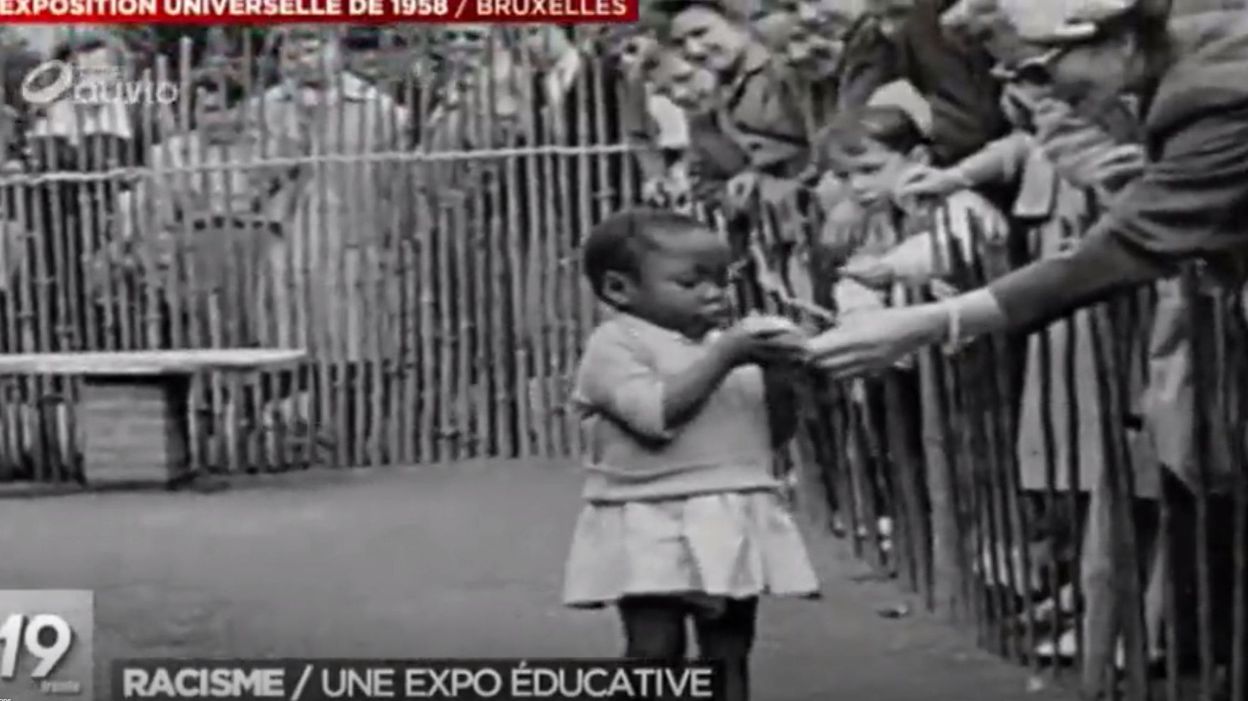En 1958, c'est aux pieds de l'Atomium qu'un village congolais est reconstitué pour l'exposition universelle, avec des huttes, des animaux de brousse empaillés et des indigènes. L'"attraction" fut fermée lorsque des voix s’élevèrent: certains visiteurs jetaient des cacahuètes et des bananes ... - Zoo humain à Bruxelles, en 1958 - © Tous droits réservés - http://www.vivreici.be