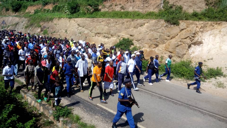Burundi : Marche à Kirundo - 10 000 Barundi mobilisés contre Mzee MUSEVENI  ( Photo : INTUMWA  2018 )
