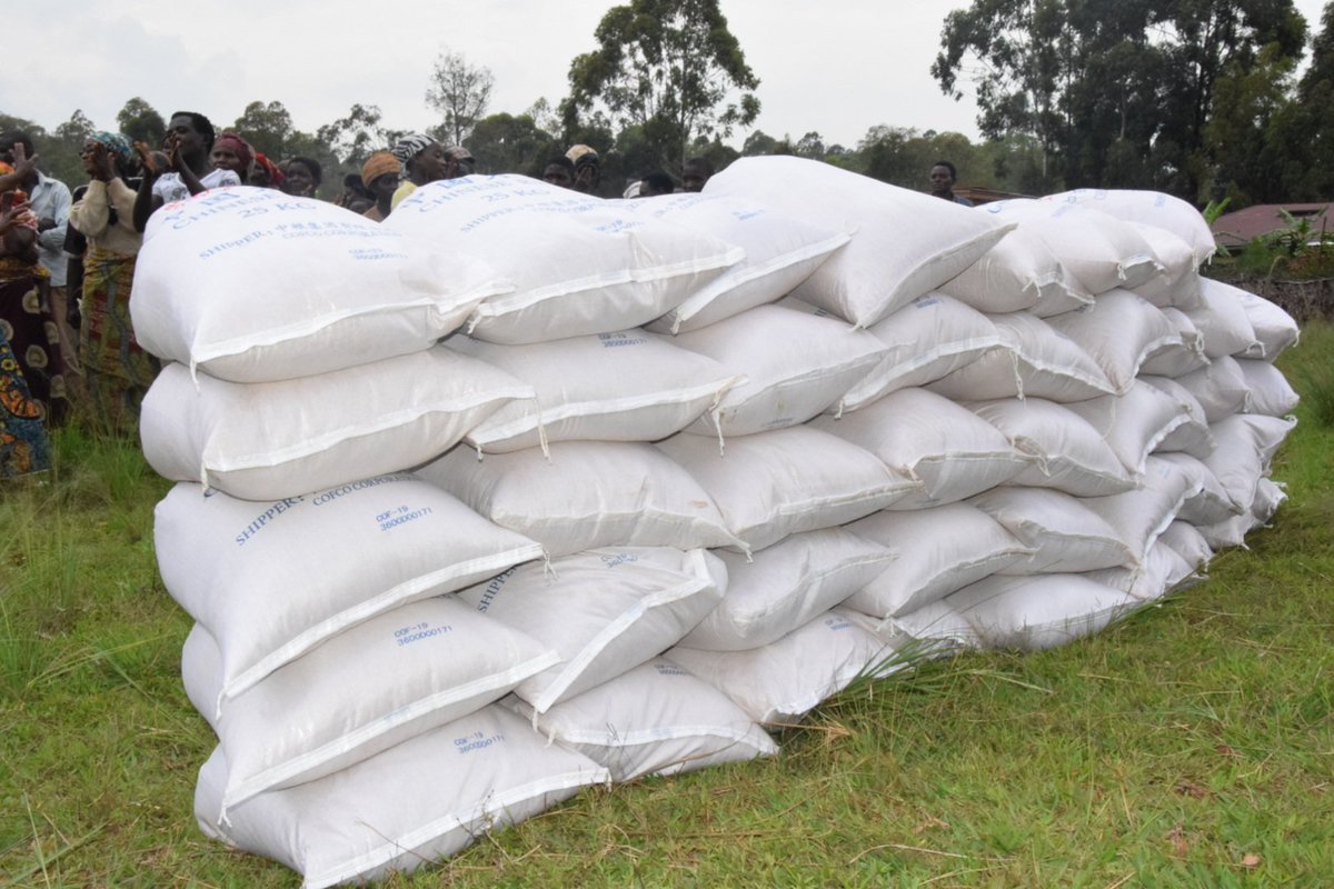 Burundi : UMUGANURO 2018 - Don de sacs de riz à 89 ménages précaires de Zege, Gitega ( Photo : RTNB.BI 2018 )