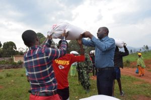 Burundi : UMUGANURO 2018 - Don de sacs de riz à 89 ménages précaires de Zege, Gitega ( Photo : RTNB.BI 2018 )