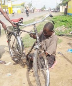 Burundi : Un mécanicien réparateur de vélos à Gatumba ( Photo : ppbdi.com 2019 )