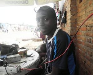 Burundi : Rencontre avec un entrepreneur, réparateur de téléphones mobiles ( Photo : PPBDI.COM 2019 )