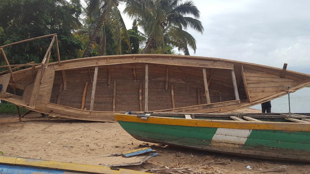 Burundi : Les constructeurs de bateaux de pêche et transport de Rumonge ( Photo : Le Renouveau 2019 )