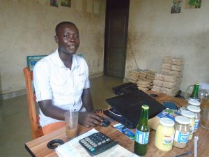 Burundi : L'entrepreneur Papa Coriandre, société BEDC, et ses bouillies ( Photo : journal Burundi Eco 2019 )