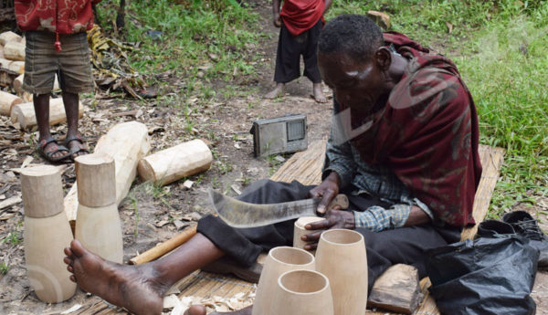 Emmanuel Ruryaruryamye consacre son temps à fabriquer ‘’Ivyakunze’’ (des pots en bois utilisés pour traire et conserver le lait).   [ Photo : IWACU-BURUNDI.ORG   2019 ]
